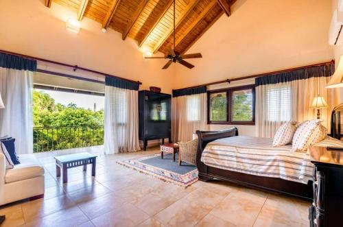 een slaapkamer met een bed, een bank en een raam bij Sunny Vacation Villa No 68 in San Rafael del Yuma