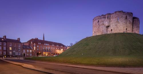 un castillo sentado en la cima de una colina en Hilton York en York