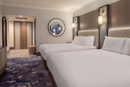 Postel nebo postele na pokoji v ubytování Hilton Glasgow