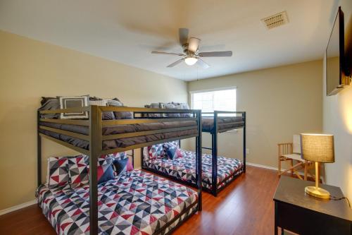 2 literas en una habitación con ventilador de techo en Near SeaWorld! Modern Family Home with Pool Access, en San Antonio