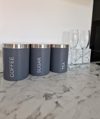 Set per la preparazione di tè e caffè presso Chimes-Company & Family Stay, 2 Bedroom House + Free parking