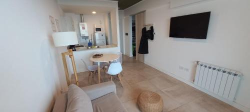 una sala de estar con un sofá y una mesa en MyA, en Monte Hermoso