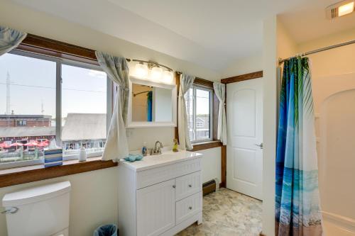 baño con lavabo y ventana en Ocean-View Apt in the Heart of Southwest Harbor! en Southwest Harbor