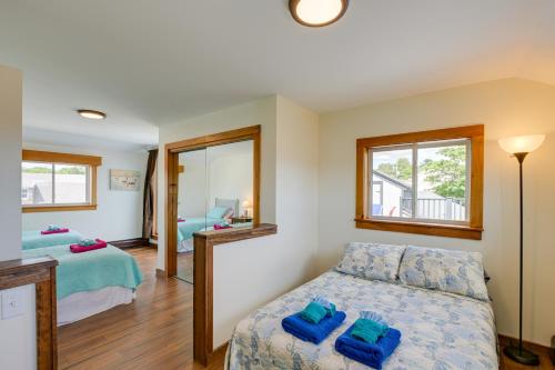 1 dormitorio con sofá, cama y espejo en Ocean-View Apt in the Heart of Southwest Harbor! en Southwest Harbor