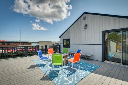 Ocean-View Apt in the Heart of Southwest Harbor!にあるバルコニーまたはテラス