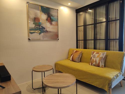 sala de estar con sofá y 2 mesas en The Zen Suites at Matina Enclaves, en Davao City