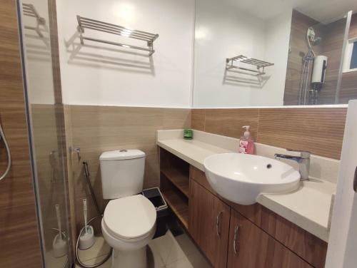 ein Bad mit einem WC und einem Waschbecken in der Unterkunft The Zen Suites at Matina Enclaves in Davao City