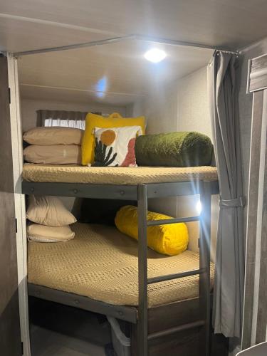 מיטה או מיטות קומותיים בחדר ב-Your Personal 'Glamp' Site! AC - BBQ - Fast WiFi