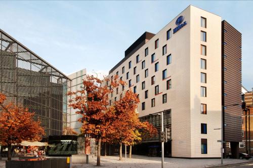 un bâtiment avec un panneau sur son côté dans l'établissement Hilton London Tower Bridge, à Londres