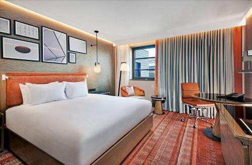 Hilton London Tower Bridge tesisinde bir odada yatak veya yataklar