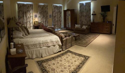 - une chambre avec un grand lit et un canapé dans l'établissement The Lasker Inn, à Galveston