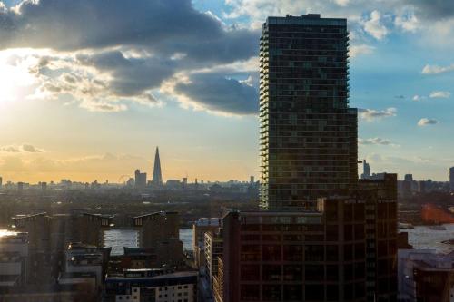 a view of a city skyline with a tall skyscraper at Hilton London Canary Wharf in London