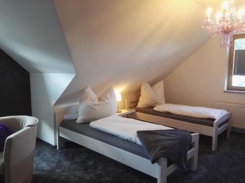 um quarto com 2 camas num sótão em Ferienwohnung im Naturgarten em Chemnitz