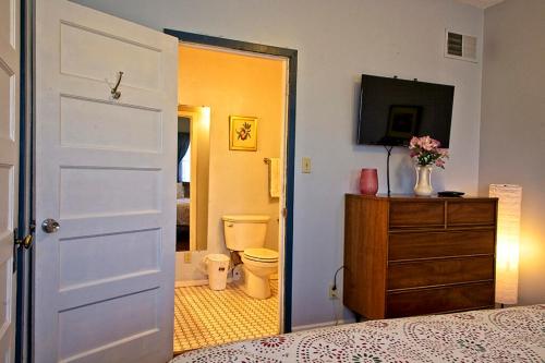 a bedroom with a bed and a bathroom with a toilet at The Clarkdale Lodge in Clarkdale
