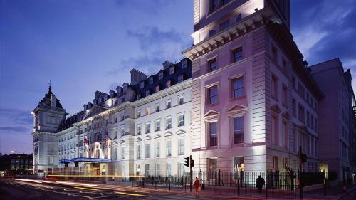 un gran edificio blanco en la esquina de una calle en Hilton London Paddington, en Londres