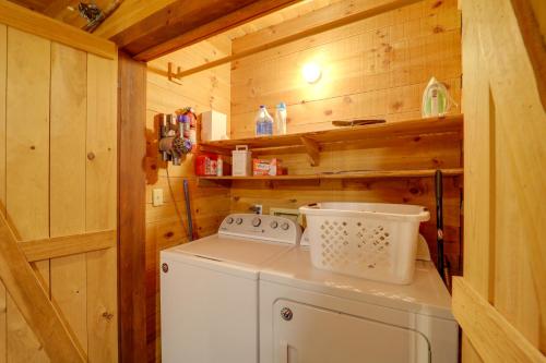 eine weiße Waschmaschine und ein Trockner in einer Holzhütte in der Unterkunft Gorgeous Log Cabin with 2 Decks and Fireplaces! in Fleetwood