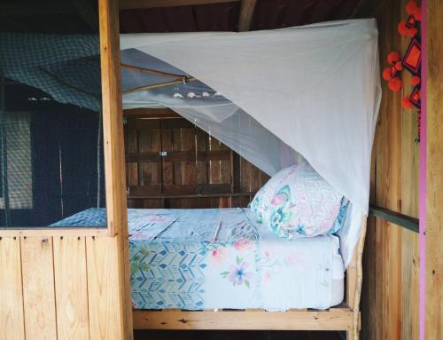 Säng eller sängar i ett rum på La petite Cabane
