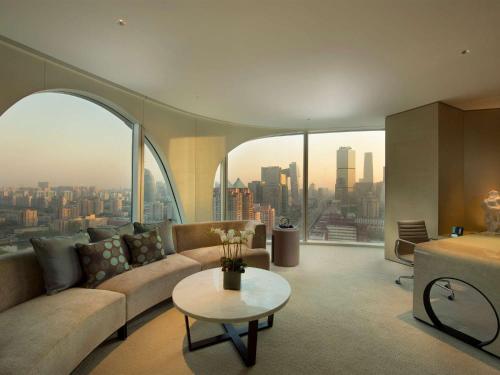 uma sala de estar com um sofá e uma mesa em Conrad Beijing by Hilton em Pequim