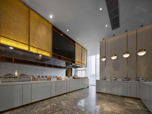 eine große Küche mit einer langen Reihe von Theken in der Unterkunft Hilton Garden Inn Beijing Daxing International Airport in Peking
