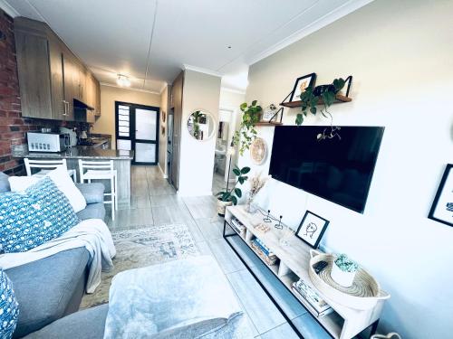 Μια τηλεόραση ή/και κέντρο ψυχαγωγίας στο Homey Apartment near Walmer