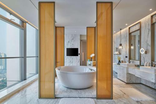 baño con bañera grande y 2 lavabos en Hilton Chongqing Liangjiang New Area en Chongqing