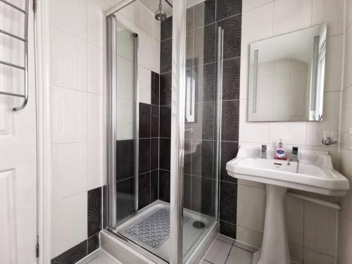 a bathroom with a shower and a sink at Entire 3 bedroom house 5 minutes from the beach in Kent