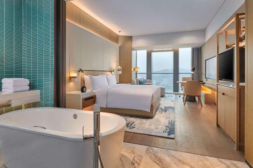 Letto o letti in una camera di Hilton Chongqing Liangjiang New Area