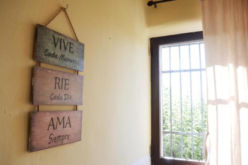 een kamer met borden aan de muur en een raam bij Casa Rural Finca San Bernardo 3 estrellas in Montehermoso