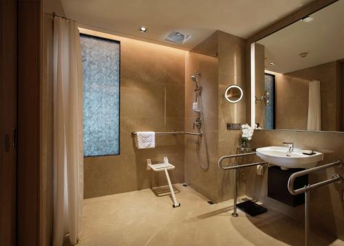 y baño con lavabo y ducha. en DoubleTree by Hilton Chongqing - Nan'an en Chongqing