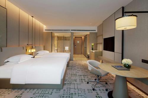 Ένα ή περισσότερα κρεβάτια σε δωμάτιο στο Hilton Chengdu Chenghua - Close to Panda Base and Chunxi Road