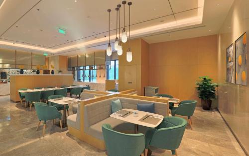 a dining room with tables and chairs and a restaurant at Hilton Garden Inn Changzhou Xinbei in Changzhou