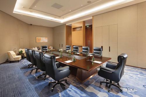 Hilton Chengdu Longquanyiにあるビジネスエリアまたは会議室