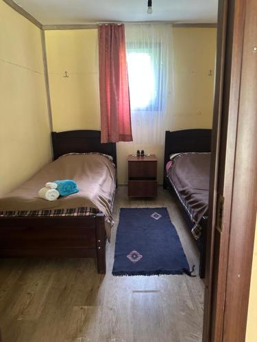 Habitación pequeña con 2 camas y ventana en Pirikiti en Akhmety