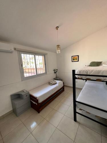 1 dormitorio con 2 literas y ventana en Casa Tres Cerritos en Salta