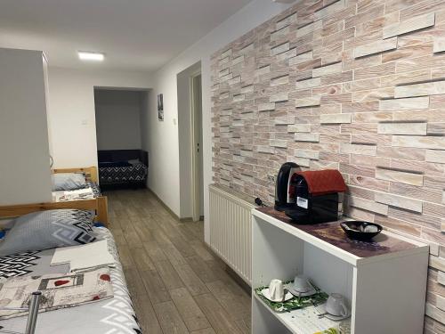 ウストロンにあるWilla Italiaの石畳の壁とキッチンが備わるお部屋