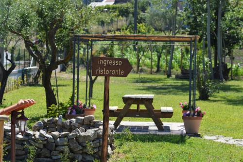 a sign for a picnic table in a park at Agriturismo Terra Di Elea azienda agricola di Raimondo MIchela in Ascea