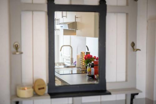 un miroir assis sur un comptoir dans une cuisine dans l'établissement Au cœur de St Martin : Le Grouin, à Saint-Martin-de-Ré