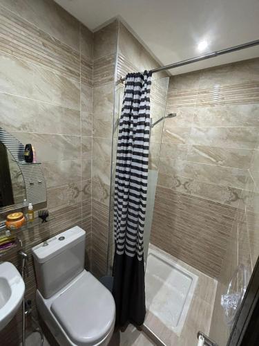 ein Bad mit einem WC und einer Dusche in der Unterkunft Marina saidia luxury Duplex pool & garden view in Saidia 