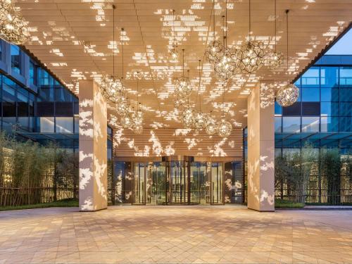 un grand bâtiment avec un lustre suspendu au plafond dans l'établissement Doubletree By Hilton Kunming Airport, à Kunming