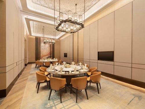 Μια τηλεόραση ή/και κέντρο ψυχαγωγίας στο Doubletree By Hilton Kunming Airport