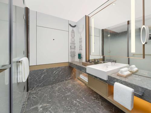 Ένα μπάνιο στο Doubletree By Hilton Kunming Airport