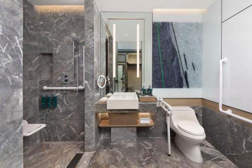 Ένα μπάνιο στο Doubletree By Hilton Kunming Airport