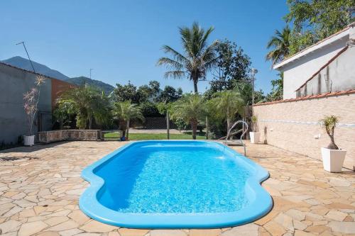 A piscina localizada em PARAISO DO ALEXANDRE para 15 hóspedes ou nos arredores