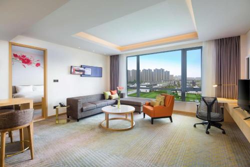 Televisyen dan/atau pusat hiburan di Hilton Garden Inn Qidong