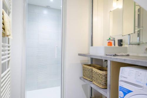 a bathroom with a shower and a sink and a counter at Au cœur de St Martin : La Cible in Saint-Martin-de-Ré