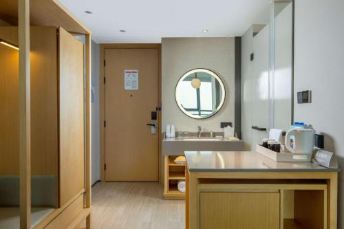 uma casa de banho com um lavatório e um espelho em Hilton Garden Inn Zhuhai Hengqin Sumlodol Park em Zhuhai