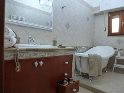 y baño con bañera, lavamanos y bañera. en Suite Blue Marine, en Taranto