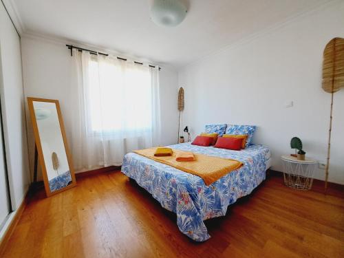 une chambre avec un lit avec une couette bleue dans l'établissement Appartement Bora Bora, à Narbonne