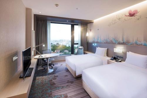 Postel nebo postele na pokoji v ubytování Hilton Garden Inn Shanghai Hongqiao NECC