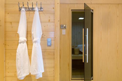 Un baño de Chalet Isabelle Mountain lodge 5 star 5 bedroom en suite sauna jacuzzi